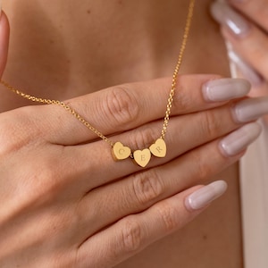 Collar con inicial de corazón pequeño, collar personalizado con varios corazones, collar familiar personalizado para mamá, regalo del Día de la Madre para la abuela.
