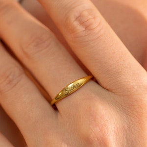Bague nominative en argent • Bague nominative empilable fine en or et or rose • Bagues empilables personnalisées • Cadeau pour demoiselles d'honneur • Cadeau pour maman