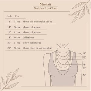 Op de afbeelding: Een beige halsketen maattabel van Muwati. De tabel toont kettinglengtes van 31 cm tot 56 cm, met illustraties die aangeven waar elke lengte op het lichaam valt. De tabel bevat tekst die de kettinglengte ten opzichte van het sleutelbeen en de borst aangeeft.