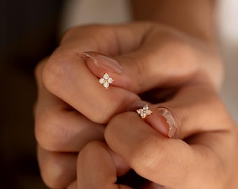 Pendientes de botón con forma de flor y diamantes delicados, pendientes de botón minimalistas, pendientes de botón para mujer, joyería para el día a día, pendientes de botón pequeños con circonitas cúbicas, regalo para ella.