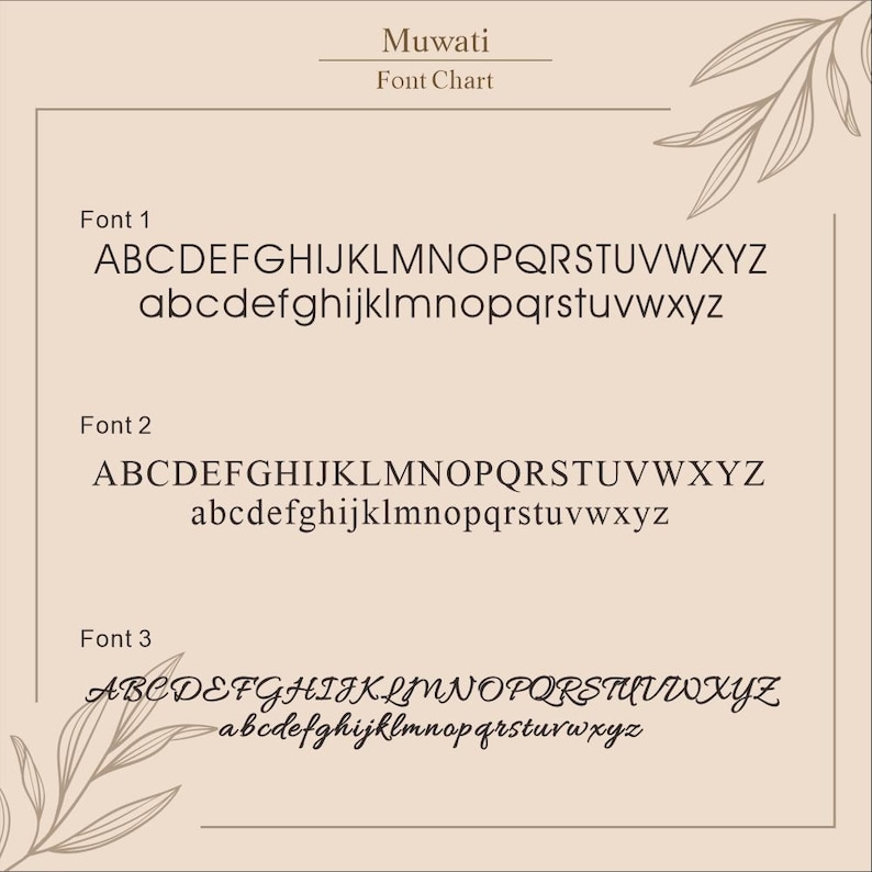 K&ouml;nnte beinhalten: Eine Schriftartentabelle mit dem Text "Muwati Font Chart" oben. Die Tabelle zeigt drei verschiedene Schriftarten, die jeweils Gro&szlig;- und Kleinbuchstaben zeigen. Der Hintergrund ist hellbeige mit dekorativen Blattillustrationen.