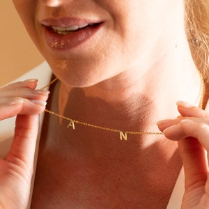 Collar con inicial delicada, collar con letra lateral personalizada, joyería con nombre personalizado, collar minimalista para mujer, regalo de Navidad para ella.