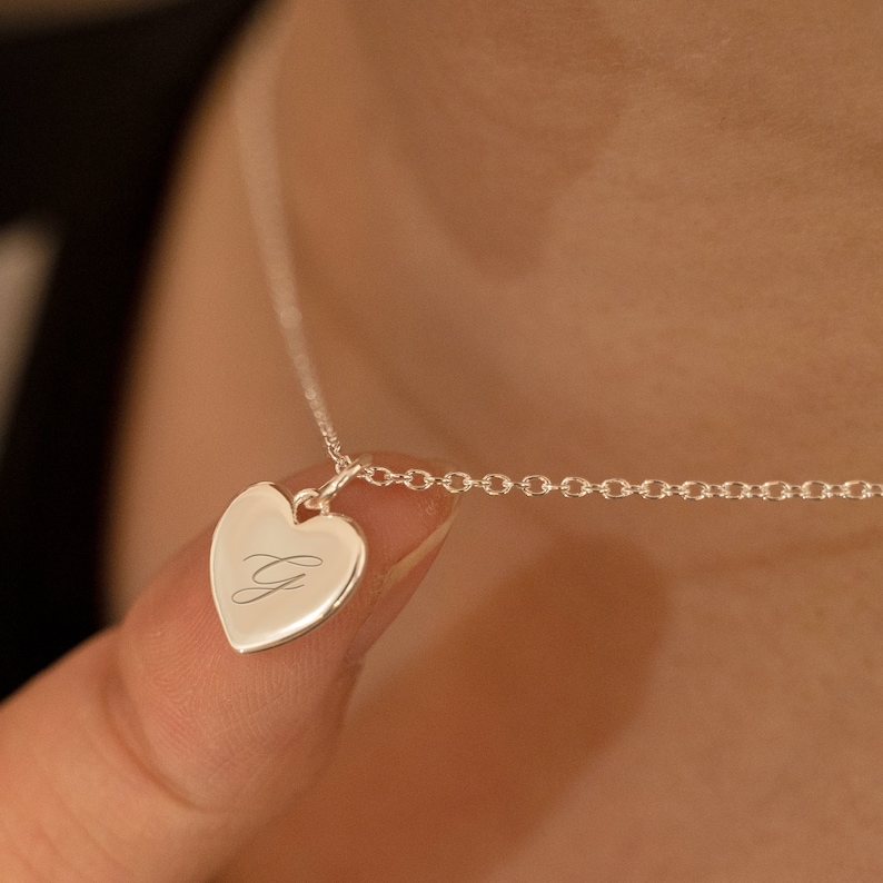 Collier pendentif coeur personnalisé, collier de nom personnalisé, pendentif coeur gravé, cadeaux maman, cadeau de bijoux pour elle, cadeau d'anniversaire image 1