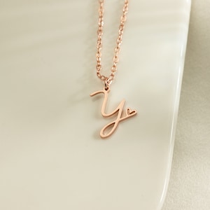 Collar de corazón inicial de oro de 18k, collares de letras personalizados con corazón diminuto, joyería personalizada hecha a mano, regalos para dama de honor, regalo para ella imagen 2