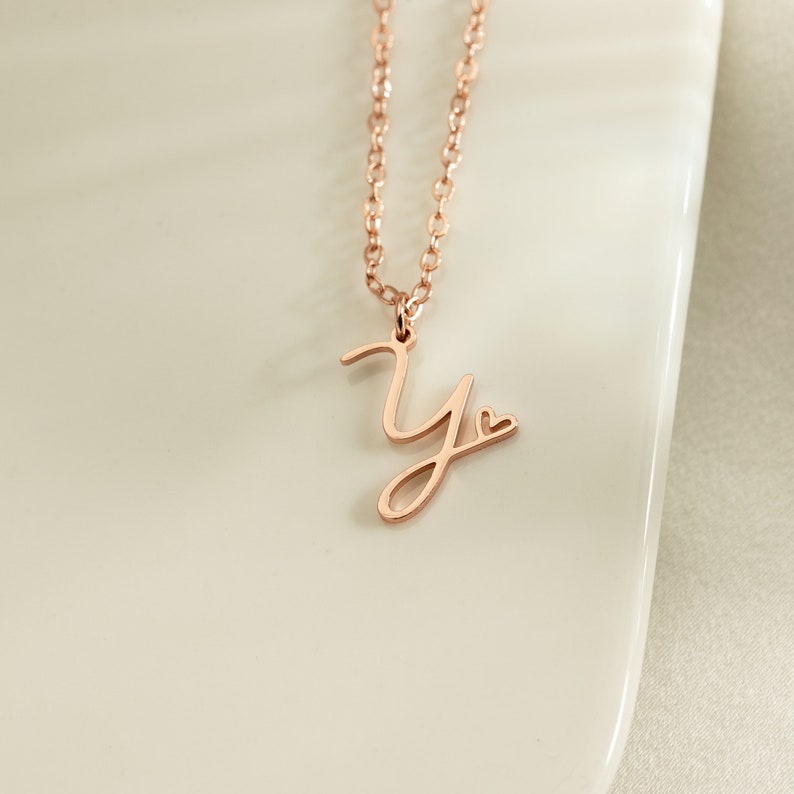 Collar de corazón inicial de oro de 18k, collares de letras personalizados con corazón diminuto, joyería personalizada hecha a mano, regalos para dama de honor, regalo para ella imagen 2