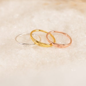 Anillo de plata con flor de nacimiento • Anillo floral delgado y apilable para el mes de nacimiento en oro y oro rosa • Regalo personalizado para esposa • Joyería de boda personalizada