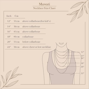 K&ouml;nnte beinhalten: Eine beige Halsketten-Gr&ouml;&szlig;entabelle von Muwati. Die Tabelle zeigt Halskettenl&auml;ngen von 31 cm bis 56 cm, mit Illustrationen, wo jede L&auml;nge am K&ouml;rper liegt. Der Text enth&auml;lt "Necklace Size Chart".