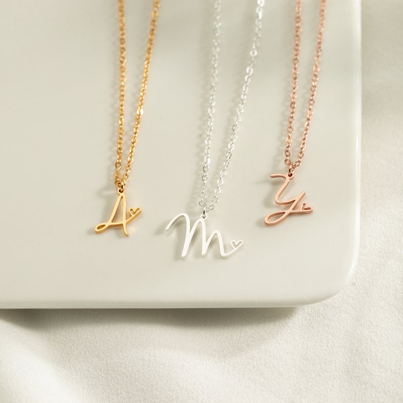 Collier de cœur initial en or 18 carats, colliers de lettres personnalisés avec petit cœur, bijoux personnalisés faits à la main, cadeaux pour demoiselle dhonneur, cadeau pour elle image 3