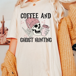 Kaffee und Geister Jagd Shirt, Geister Jagd Tshirt, paranormale Shirt, Geisterjäger, paranormales Geschenk