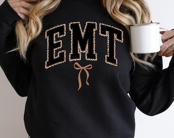 Moletom EMT Presentes EMT Presentes Paramédicos Presentes Primeiros Socorristas Camisa Paramédica Estudante EMT Gola Redonda Para EMT Estampa de Leopardo Coquette EMT