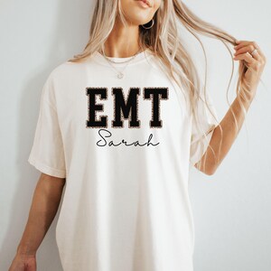Gepersonaliseerde EMT-T-shirt EMT-cadeaus Comfortkleuren Luipaardprint EMT-shirt Paramedische geschenken Gepersonaliseerde EMT Aangepaste naam voor emt-cadeau