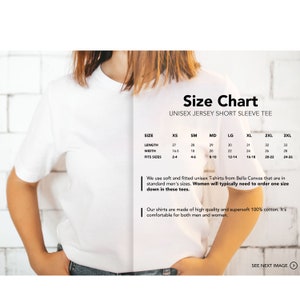 Op de afbeelding: Maattabel voor unisex T-shirts met korte mouwen. De tabel toont de lengte en breedte van de shirts in inches, evenals de overeenkomstige herengroottes. De tekst geeft aan dat de shirts gemaakt zijn van hoogwaardige en superzachte 100% katoen.
