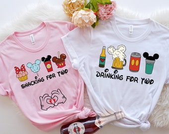 Schwangerschaft Shirt, Disney Urlaub, Naschen für zwei Schwangerschaft Ankündigung Shirt, Disney Shirts für Paare, lustige Mama Shirt, trinken