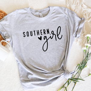Southern Girl Shirt, Cute Southern Tee, Southern T-shirt, Gift For Her, Cute Women Shirt, Town Girl, Boho design afbeelding 2