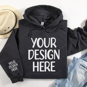 Pode incluir: Camisola de moletom com capuz preta com o texto "YOUR DESIGN HERE" impresso em branco na frente.