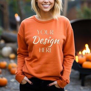 Gildan 18000 Orange Mockup, Frau Gildan Orange Sweatshirt Mockup, Sweatshirt Frau Mockup, Herbst Mockup 18000, Sweatshirt Ärmel Mockup