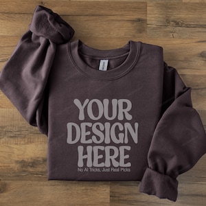 Maqueta de sudadera, Gildan 18000 Dark Chocolate sudadera doblada con piso de madera, maqueta de sudadera Gildan, cuello redondo extragrande Flat Lay Gildan