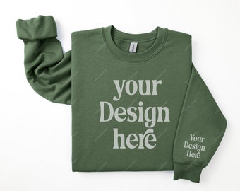 Gildan 18000 - Maquette de sweat-shirt vert militaire à manches longues, sweat-shirt vert militaire plié à plat sur les manches et les poignets imprimés à la demande