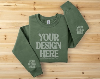Maquette de sweat-shirt Gildan 18000, maquette de manche de sweat-shirt vert militaire, maquette de sweat-shirt G18000 plié sur fond de bois