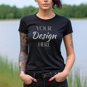Bella Canvas 3001 ブラック モックアップ、女性モデル モックアップ、Bella 3001 T シャツ モックアップ、ブラック T シャツ モックアップ、タトゥーを入れた女性モデル、秋用モックアップ ブラック