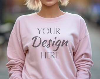 Mockup Gildan 18000 rosa chiaro, Mockup felpa rosa chiaro 18000, modello felpa Mockup, Mockup girocollo Gildan rosa chiaro, rosa chiaro