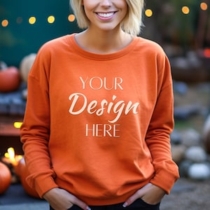 Gildan 18000 Orange Mockup, Frau Gildan Orange Sweatshirt Mockup, Sweatshirt Frau Mockup, Herbst Mockup 18000, Sweatshirt Ärmel Mockup