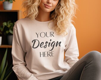 Sand Gildan 18000 Mockup, Gildan Sand Sweatshirt Dames Mockup, Sand Gildan Model Mock, 18000 Crewneck Sand Mockup, Heavy Blend Sweater Sand