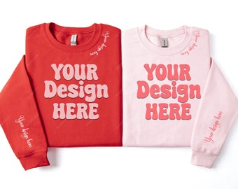 Mockup de moletom de casal vermelho e rosa com manga Gildan 18000, moletom Gildan dobrado para casal Valentine, layout plano, mockup de manga Gildan dobrada