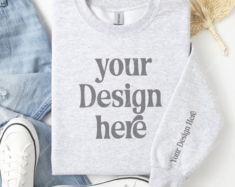 Maqueta de sudadera con manga Gildan 18000 Ash, gris ceniza Maqueta de manga de sudadera Gildan Clean Flat Lay, manga de sudadera doblada, Gildan18000