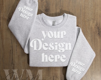 Maqueta de sudadera de ceniza con manga Gildan 18000, maqueta de manga de sudadera plana y limpia en gris ceniza, maqueta de diseño de bolsillo con manga de sudadera doblada