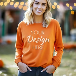 Gildan 18000 Orange Mockup, Frau Gildan Orange Sweatshirt Mockup, Sweatshirt Frau Mockup, Herbst Mockup 18000, Sweatshirt Ärmel Mockup