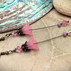 Orecchini Fata dei Fiori - Orecchini vintage in lucite e campanelle, ciondolo in ottone anticato, gioielli fatti a mano, orecchini con fiori rosa, regalo per lei