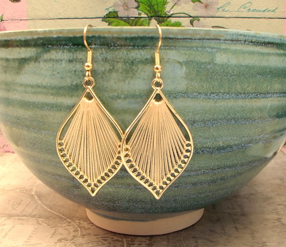 Vintage-inspired Bohemian Leaf Earrings Retro 1960s Hippie Charm