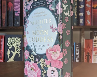 Edición especial de regalo de libros pintados a mano con plantilla personalizada rociada y borde de "Hija de la Diosa de la Luna" de Sue Lynn Tan.