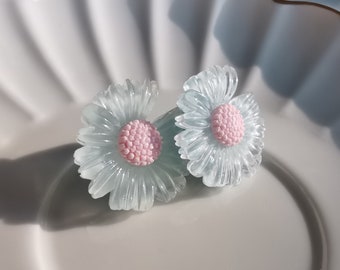 Daisy stud earrings/ daisy stud flower earrings/Acrylic Earrings/Minimalist Earrings/Fun Jewelry/Gift for Her/ Floral Earrings