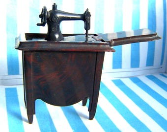 Sewing machine, 16th Scale  Miniature, Fairylite, Rare, 50's, Dolls House, Diorama, Vintage