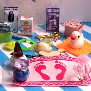 Miniature, Set da bagno, Scala 12, Accessori, Tappetino da bagno, Anatra, Forbici, Rosa, Bottiglie, Casa delle bambole