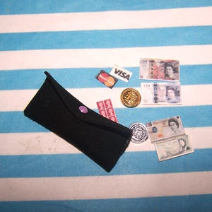 Puppenhaus, Geldbörse, 12, Geld, Handarbeit, Münzen, Briefmarken, schwarz, echt Wildleder, Portemonnaie, Miniatur, Aufsteller, Unikat, Lila, Knopf, Ausverkauf
