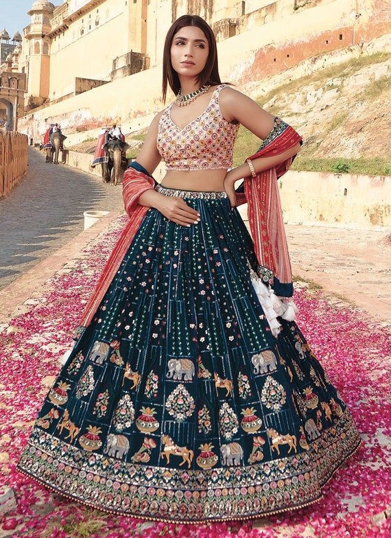 Ropa tradicional de la india  Bollywood fashion, Bridal lehenga  collection, Indian outfits