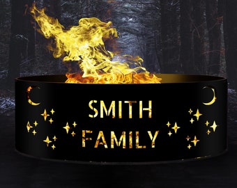 Op de afbeelding: Zwarte metalen vuurplaats met een uitgesneden ontwerp van sterren en halve manen. De vuurplaats is gepersonaliseerd met de tekst "SMITH FAMILY".
