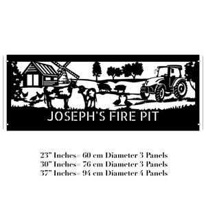 K&ouml;nnte beinhalten: Schwarzwei&szlig;es Silhouettendesign eines Bauernhauses, einer Windm&uuml;hle, K&uuml;hen, Schweinen und eines Traktors. Das Design ist f&uuml;r eine Feuerstelle und enth&auml;lt den Text "JOSEPH'S FIRE PIT". Das Design ist in drei Gr&ouml;&szlig;en erh&auml;ltlich: 23 Zoll (60 cm), 30 Zoll (76 cm) und 37 Zoll (94 cm).
