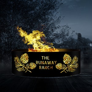 Peut inclure: Un foyer en métal noir avec des motifs de pommes de pin découpés et le texte "THE RUNAWAY RANCH". Le foyer est allumé avec des flammes.