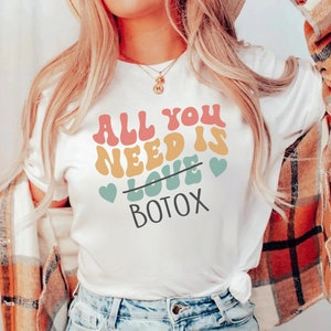 T-shirt d’infirmière esthétique rétro des années 70, Groovy Cute Cosmetic RN Tshirt Infirmière Injecteur remplisseurs Botox Dealer Tee Graduation Gift Shirt Praticien