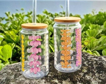 Boîte en verre à café glacée avec guirlande de fleurs Lei hawaïen, verre à siroter de fleurs Pikake Puakenikeni avec couvercle en bambou, cadeau Aloha Hawaii