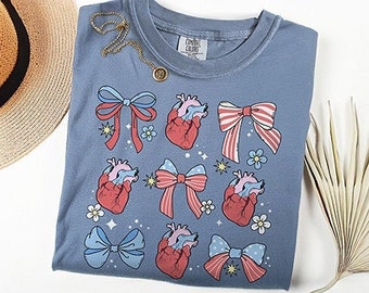 Komfortfarben CVICU Cardiac Nurse 4. Juli Shirt, Cath Lab RN Coquette Hearts T-Shirt, CCU Cardiac Care Box Tee, Kardiologie Sonographer