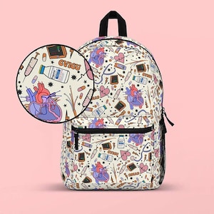 K&ouml;nnte beinhalten: Ein wei&szlig;er Rucksack mit einem bunten Muster aus medizinischen Symbolen, darunter Herzen, Spritzen, Pillen und Stethoskope. Der Text "CVICU" wird im gesamten Muster wiederholt.