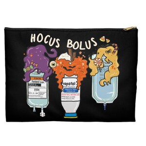 K&ouml;nnte beinhalten: Eine schwarze Rei&szlig;verschlusstasche mit dem Text "HOCUS BOLUS" in Wei&szlig;. Die Tasche zeigt drei IV-Beutel mit Comicfiguren darauf. Die IV-Beutel sind mit "Fentanyl Citrate", "Propofol" und "Sodium Chloride" beschriftet.