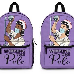 K&ouml;nnte beinhalten: Lilafarbener Rucksack mit einer Cartoon-Abbildung einer Krankenschwester, die am Pfosten arbeitet. Der Text "Working the Pole" ist auf der Vorderseite des Rucksacks aufgedruckt.