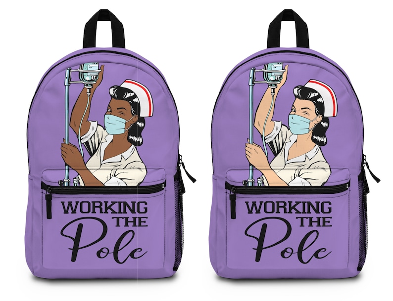 K&ouml;nnte beinhalten: Lilafarbener Rucksack mit einer Cartoon-Abbildung einer Krankenschwester, die am Pfosten arbeitet. Der Text "Working the Pole" ist auf der Vorderseite des Rucksacks aufgedruckt.