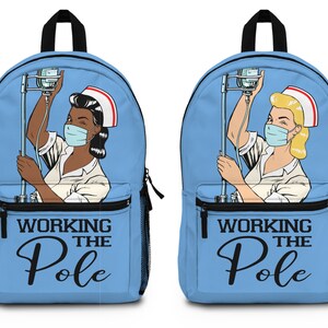 K&ouml;nnte beinhalten: Zwei blaue Rucks&auml;cke mit einem Cartoon-Bild einer Krankenschwester in wei&szlig;er Uniform und einer Gesichtsmaske. Die Krankenschwester h&auml;lt eine Infusionstasche und einen St&auml;nder. Der Text auf dem Rucksack lautet "Working the Pole".